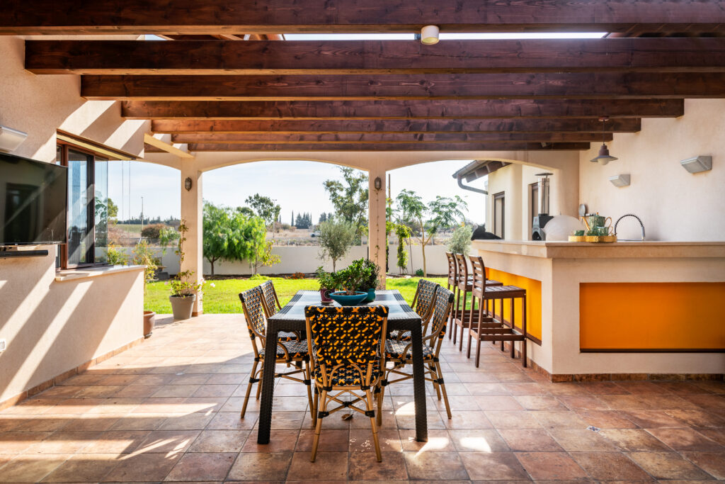 מרפסת פנימית חצר פנימית פטיו קורות עץ מטבח חוץֿעיצוב ספרדי