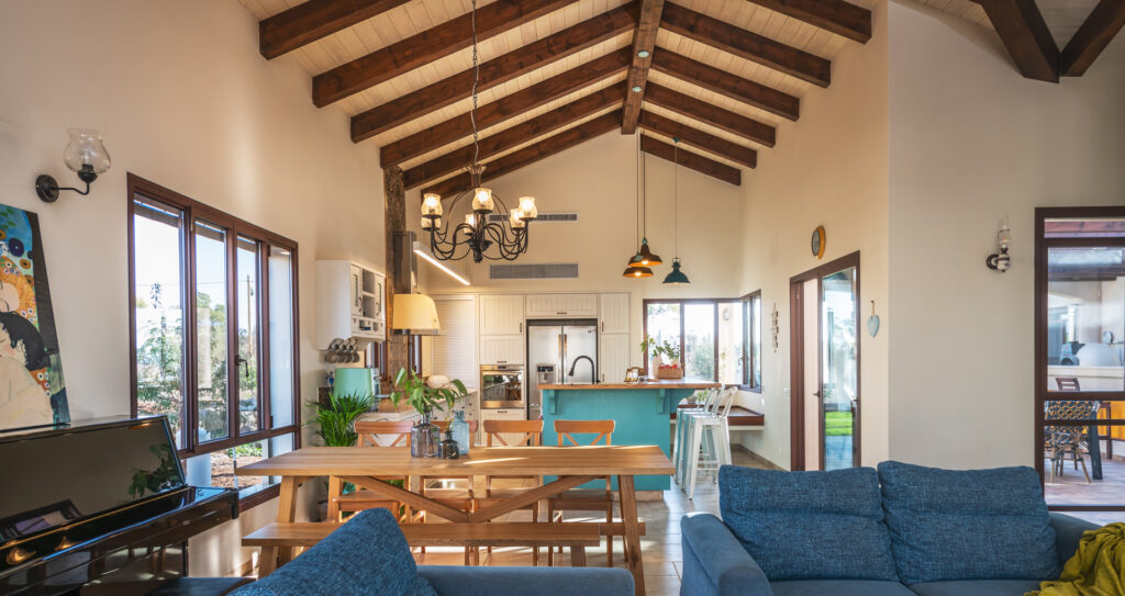 חלל פתוח קורות עץ סגנון ספרדי עיצוב ספרדי