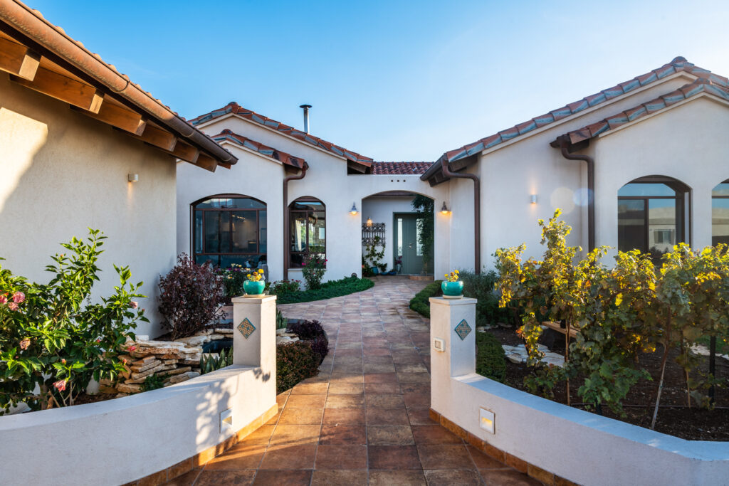 בית בסגנון ספרדי גג ספרדי בית פרטי מעוצב