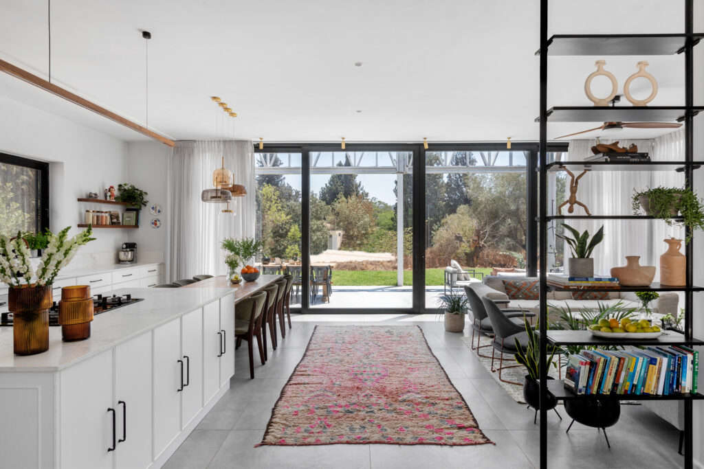 ויטרינה פרופיל דק סלון מודרני עיצוב אקלקטי