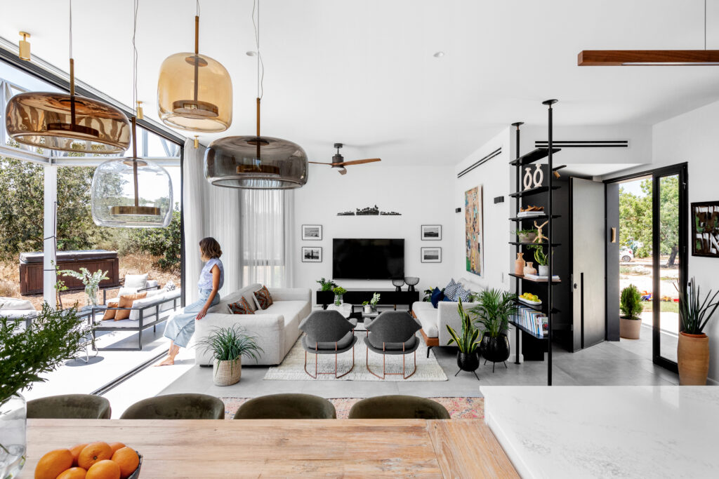 עיצוב אקלקטיֿ בית פרטי לירון בן דרור חלל פתוח שולחן אוכל עץ מלא מטבח מודרני