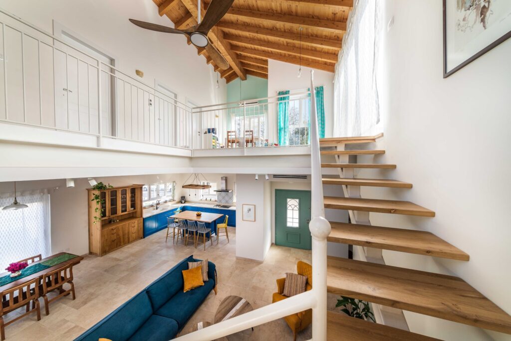 סלון גג גבוה תקרת עץ פינת משחקים