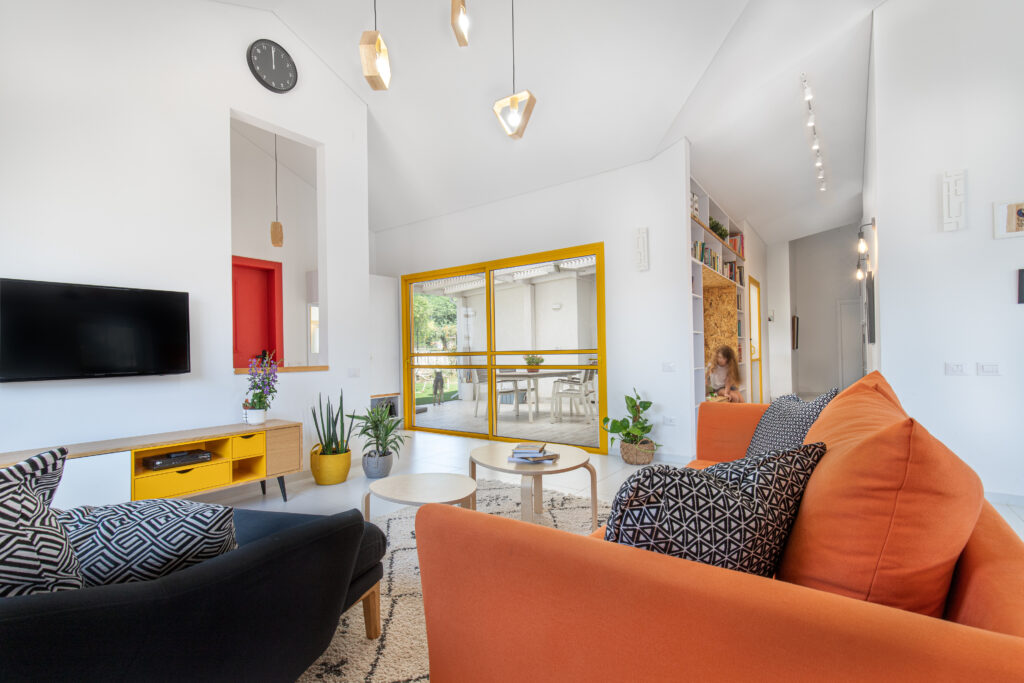 ספה כתומה מרפסת פנימית משקוף צהוב