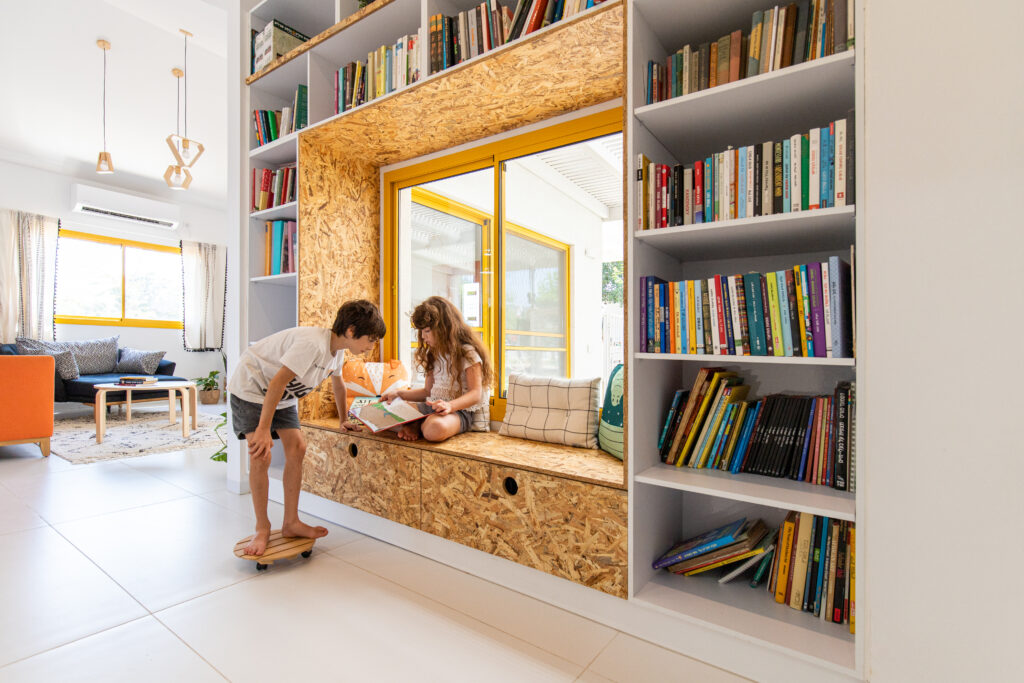 פינת משחק ארון ספרים עם ספסל ישיבה עץ ממוחזר אחסון מעוצב