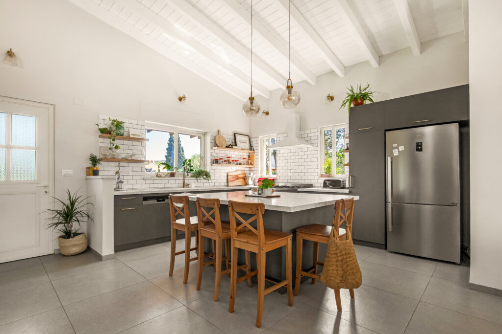 מטבח מודרני מטבח עם אי שיש לבן אריחים לבנים במטבח ישיבת בר