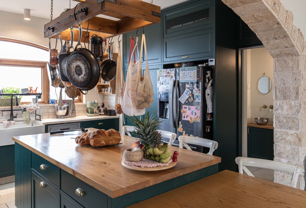 מטבח כפרי ארונות מעוצבים ארונות ירוקים אי בוצ׳ר עץ