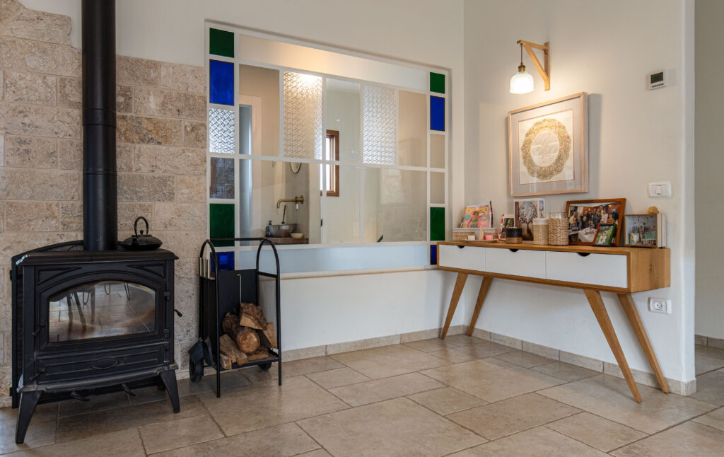 עיצוב כפרי כמין עץ שולחן אוכל מטבח כפרי חיפוי אבן