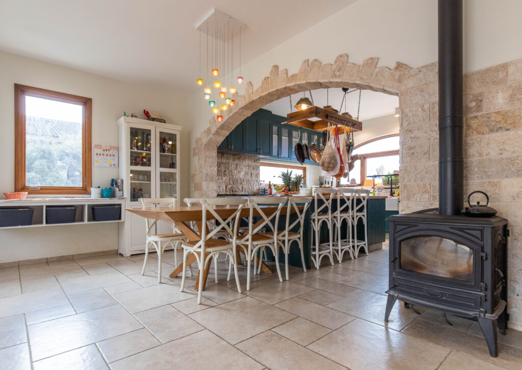 עיצוב כפרי כמין עץ שולחן אוכל מטבח כפרי חיפוי אבן