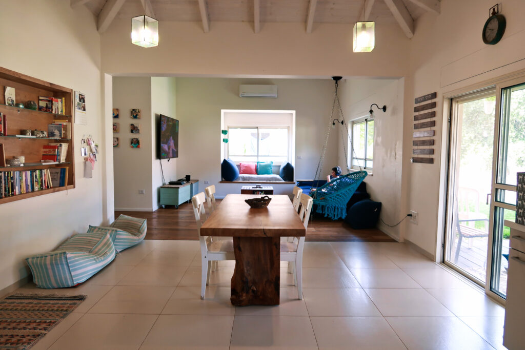 שיפוץ בית הרחבה סלון רצפת דק